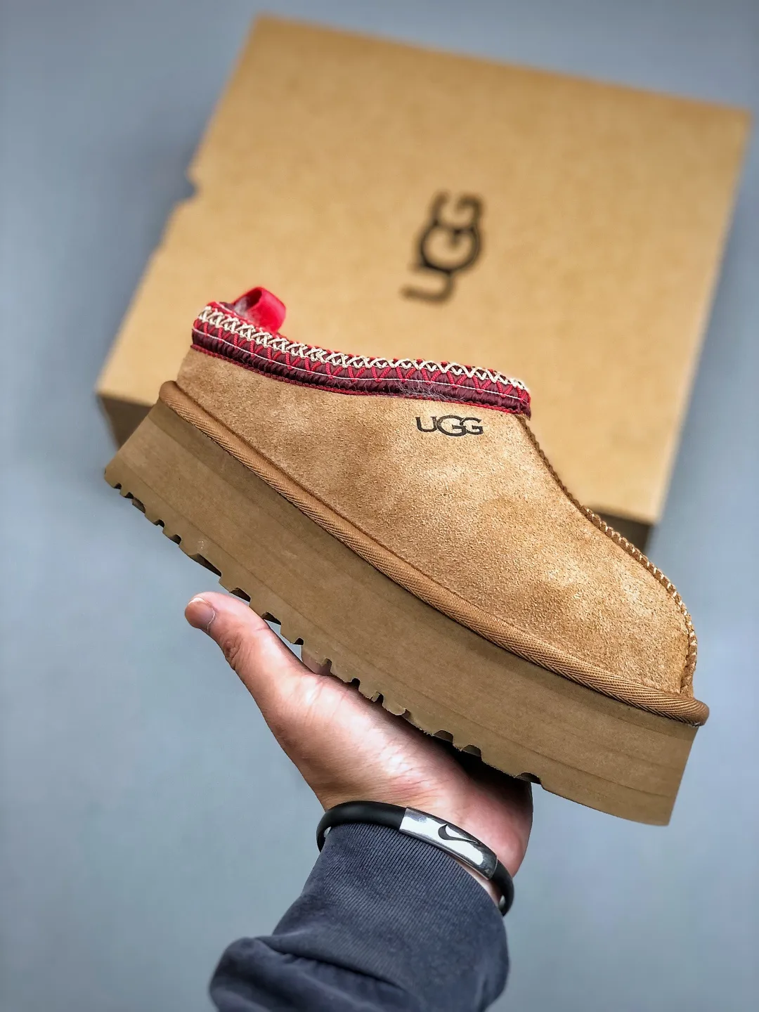 Local self-pickup💰560 supports store placement. The top version on the market. UGG Tazz ethnic style thick-soled women's model. Xiaohongshu's hot model. Produced by a major foreign trade factory in Guangzhou. From toe to insole, genuine sheep fur. Independent outer box packaging. Chip. With waterproof technology. Differentiating from any version on the market. 5cm thick sole. Independently developed original outsole. Cashmere insole. Keep warm when going out in winter. It is a very suitable choice for home use. In the new year, uug has launched a style series, which is partially biased towards the preferences of young consumers. It has also moved to the forefront of fashion trends. Shoe body material. Water-repellent coated suede upper. 17mm UGGPURE™ implanted wool insole. Lightweight non-slip and comfortable rubber outsole. With brand LOGO. With full packaging. Size: 35-40